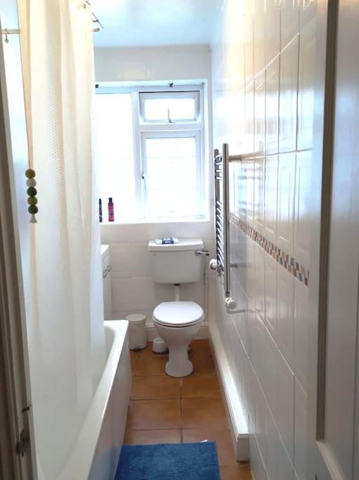 サットン2 Bed Flat Near Station With Parking&Comgardenアパートメント エクステリア 写真