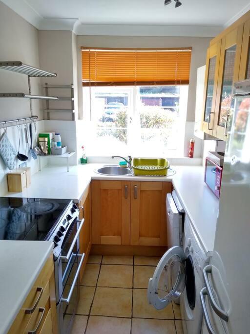 サットン2 Bed Flat Near Station With Parking&Comgardenアパートメント エクステリア 写真